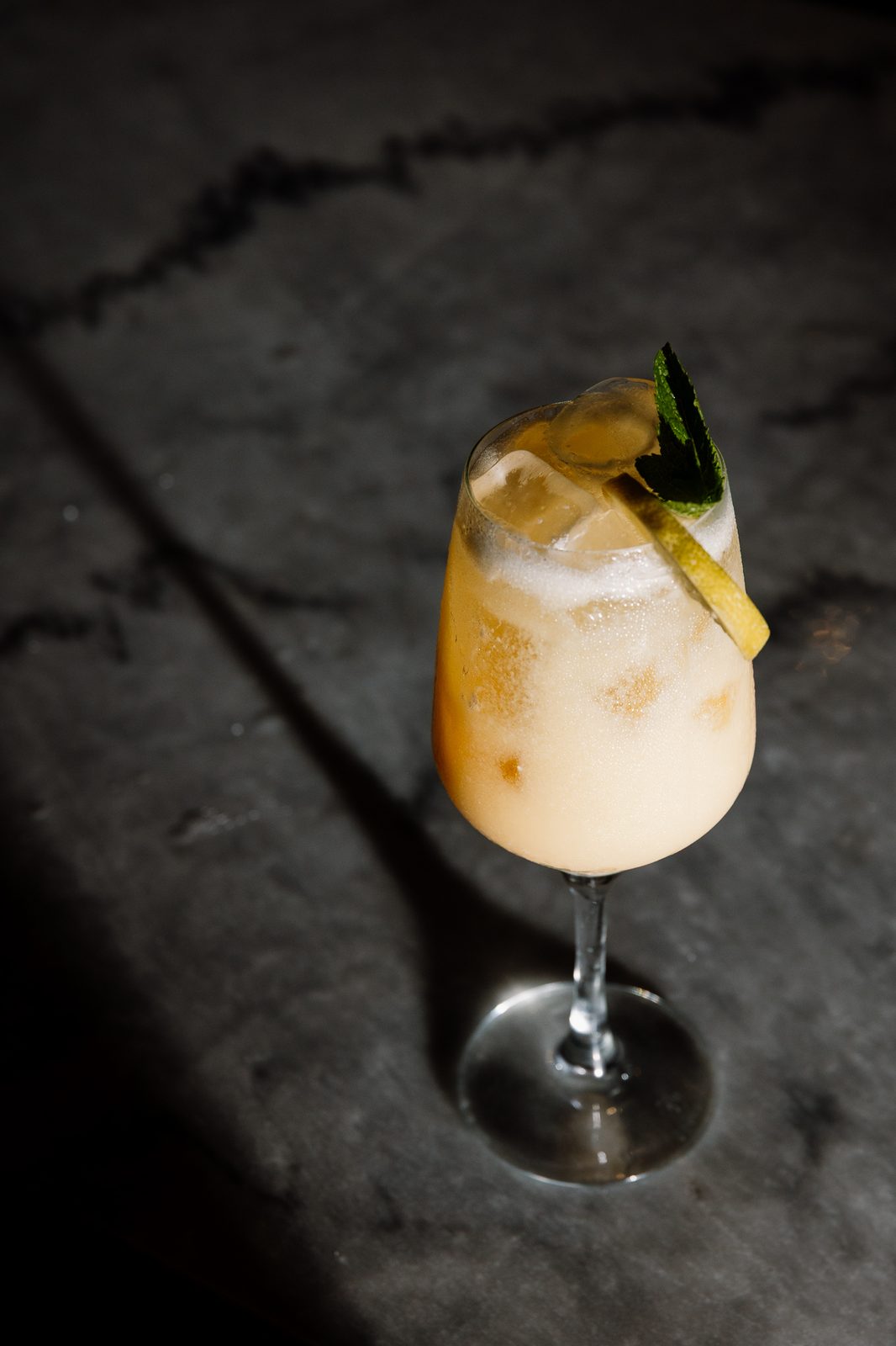 Accueil — GATE BRUSSELS Mocktail signature du Gate servi sur marbre